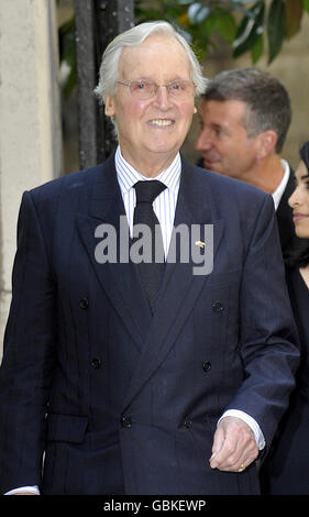 Nicholas Parsons pendant les funérailles du radiodiffuseur, de l'écrivain et de l'ancien député libéral, Sir Clement Freud, à l'église St Bride, Fleet Street, Londres. Banque D'Images