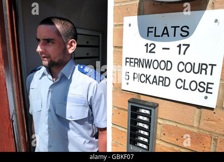 Un agent de soutien communautaire de la police sur les lieux du bloc d'appartements où Geoffrey Howe vivait dans le nord de Londres. M. Howe a été assassiné et son corps coupé en plusieurs morceaux. Banque D'Images