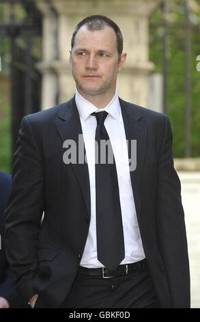 David Morrissey arrive à l'église St Bride de Fleet Street, Londres, pour les funérailles du télédiffuseur, de l'écrivain et de l'ancien député libéral, Sir Clement Freud. Banque D'Images