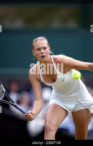 Tennis - Wimbledon 2004 - quarts de finale - Maria Sharapova / ai Sugiyama. Maria Sharapova en action Banque D'Images