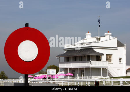 Courses hippiques - Spring Meeting - Hippodrome d'Epsom Downs. Le poste d'arrivée à Epsom Banque D'Images