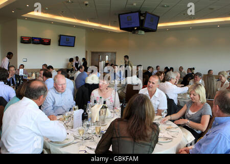 Les courses de chevaux - réunion de printemps - Epsom Downs Racecourse Banque D'Images