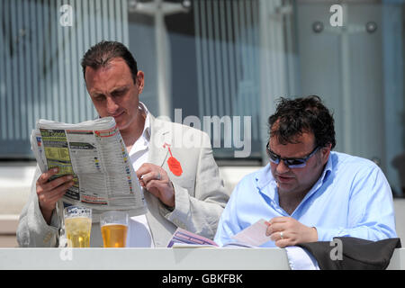 Courses hippiques - Spring Meeting - Hippodrome d'Epsom Downs. Les Racegoers placent les mises Banque D'Images