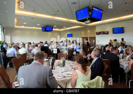 Les courses de chevaux - réunion de printemps - Epsom Downs Racecourse Banque D'Images