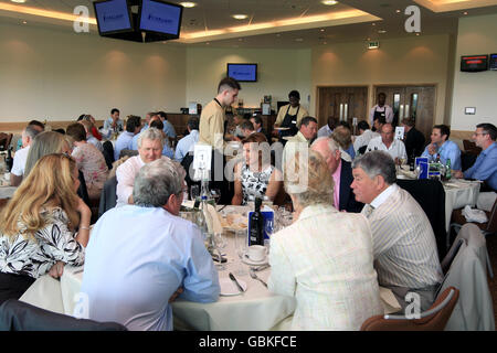 Les courses de chevaux - réunion de printemps - Epsom Downs Racecourse Banque D'Images