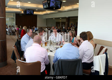 Racegoers dans la salle Gallops dans la Duchesse nouvellement ouverte Stand à l'hippodrome d'Epsom Downs Banque D'Images