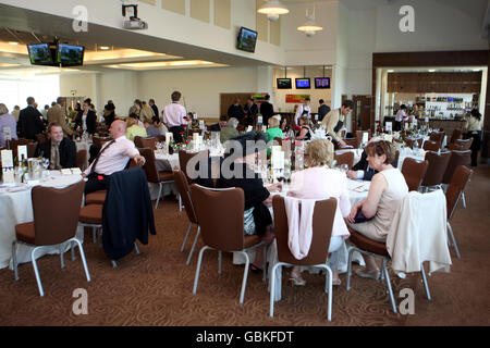 Racegoers dans la salle Diomed dans la Duchesse nouvellement ouverte Stand à l'hippodrome d'Epsom Downs Banque D'Images