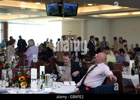 Les courses de chevaux - réunion de printemps - Epsom Downs Racecourse Banque D'Images