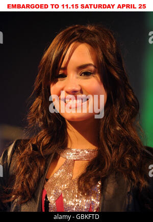 Demi Lovato, star de Camp Rock de Disney Channel, lors de la finale de My Camp Rock de Disney aux studios Riverside à l'ouest de Londres. Banque D'Images