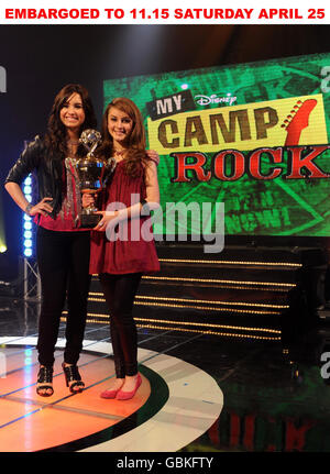 La star Camp Rock de Disney Channel, demi Lovato (à gauche), remet le trophée à Holly Hull, 14 ans, de Camberley à Surrey, vainqueur de My Camp Rock, le nouveau concours de talents de télévision britannique de la chaîne, aux studios Riverside à l'ouest de Londres. Banque D'Images