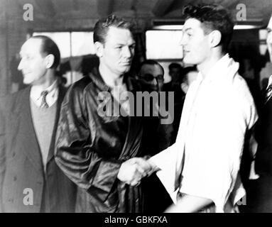 Boxe - Heavyweight bout - Bruce Woodcock v Lee Savold.Lee Savold (l) secoue les mains avec Bruce Woodcock (r) à la pesée Banque D'Images