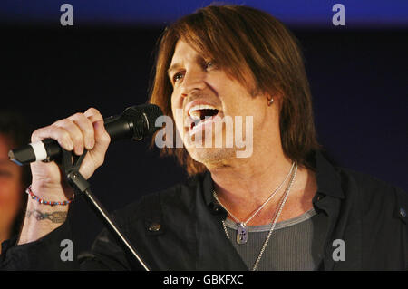 Miley et Billy Ray Cyrus Apple Store Performances - Londres Banque D'Images