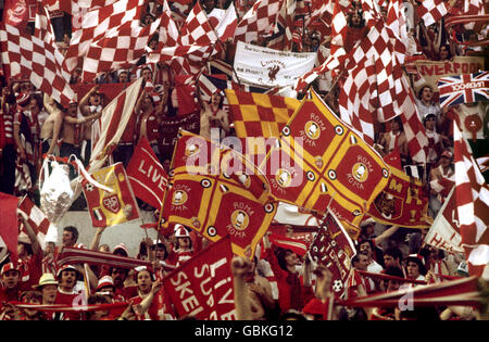 Les fans de Liverpool ont fait des vagues de drapeaux rouges et blancs pour se mettre derrière leur équipe Banque D'Images