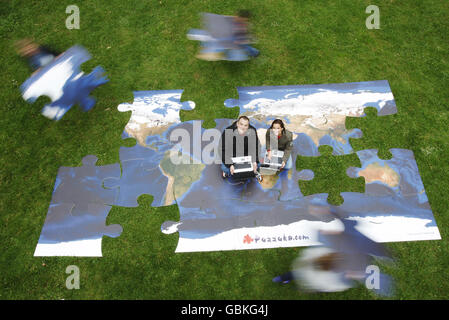 Puzzuka lance un site web Banque D'Images