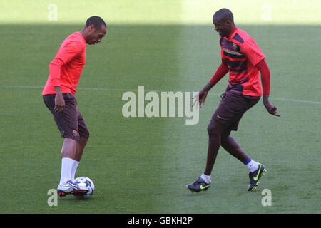 Football - session d'entraînement de Barcelone - Camp Nou.Thierry Henry de Barcelone (à gauche) et Seydou Keita pendant l'échauffement des médias au Camp Nou, Barcelone. Banque D'Images