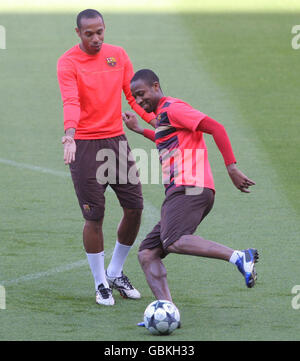 Football - session d'entraînement de Barcelone - Camp Nou.Thierry Henry de Barcelone (à gauche) joue avec Seydou Keita pendant l'échauffement des médias au Camp Nou, Barcelone. Banque D'Images