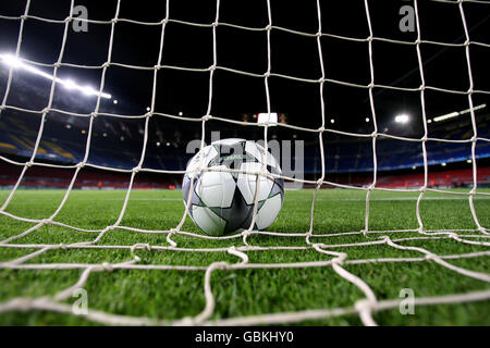 Football - Ligue des champions de l'UEFA - semi finale - première étape - Barcelone / Chelsea - Nou Camp.Vue générale d'un ballon de match officiel de la Ligue des champions. Banque D'Images