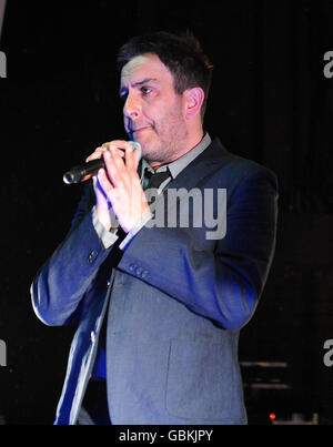 Terry Hall of the Specials en concert la première nuit de leur tournée au Royaume-Uni à l'O2 Academy de Newcastle. Banque D'Images