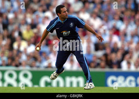 Cricket - Twenty20 Cup - quart de finale - Surrey Lions contre Worcestershire Royals. Adam Hollioake de Surrey jette le ballon en arrière Banque D'Images