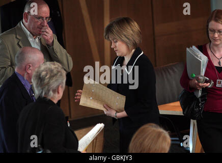 La secrétaire écossaise à la Santé Nicola Sturgeon (au centre) se prépare à faire un discours sur l'épidémie de grippe porcine, devant le Parlement écossais à Édimbourg. Banque D'Images