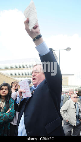 John Prescott rencontre aujourd'hui des membres du public dans le centre-ville de Keighley à l'occasion du dernier arrêt de son bus de combat de campagne de Prescott Express pour promouvoir la campagne du travail lors des prochaines élections européennes et régionales. Banque D'Images