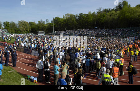 Les fans de Brighton et de Hove Albion célèbrent sur le terrain lors du match Coca-Cola League One au Withdean Stadium de Brighton. Banque D'Images