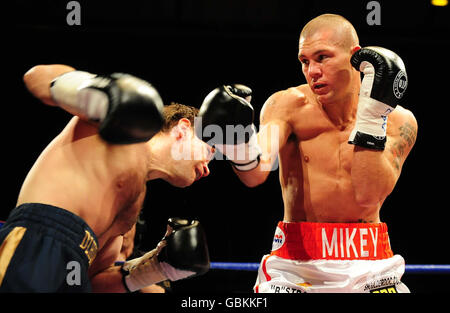 Jamie Moore de Manchester en action contre le Dzuman romain d'Ukraine pendant le combat libre du Commonwealth (Empire britannique) Light-Middeweight Title au Crowtree Leisure Centre, Sunderland. Banque D'Images