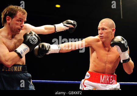 Manchesters Jamie Moore en action contre Roman Dzuman de l'Ukraine pendant le combat libre Commonwealth (Empire britannique) Light-Middlewhuit titre au centre de loisirs Crowtree, Sunderland. Banque D'Images