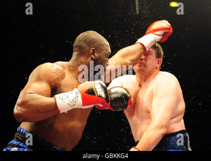 Danny Williams en action contre John McDermott lors du combat de titres à fort coefficient de pondération en Europe (UER) au centre de loisirs Crowtree, Sunderland. Banque D'Images