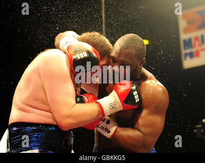 Danny Williams en action contre John McDermott lors du combat de titres à fort coefficient de pondération en Europe (UER) au centre de loisirs Crowtree, Sunderland. Banque D'Images