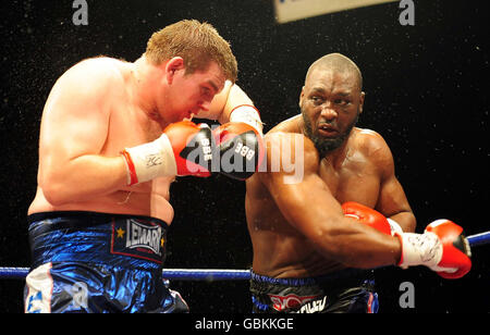 Danny Williams en action contre John McDermott lors du combat de titres à fort coefficient de pondération en Europe (UER) au centre de loisirs Crowtree, Sunderland. Banque D'Images