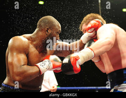 Danny Williams en action contre John McDermott lors du combat de titres à fort coefficient de pondération en Europe (UER) au centre de loisirs Crowtree, Sunderland. Banque D'Images