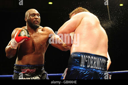 Danny Williams en action contre John McDermott lors du combat de titres à fort coefficient de pondération en Europe (UER) au centre de loisirs Crowtree, Sunderland. Banque D'Images