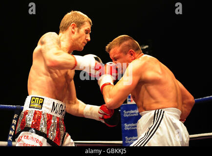 Sunderlands léger poids lourd médaillé de bronze olympique Tony Jefferies en action contre Roy Meissner pendant le combat de titre de poids léger anglais au centre de loisirs Crowtree, Sunderland. Banque D'Images