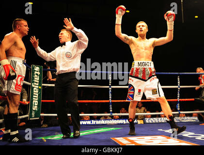 Tony Jefferies, médaillé de bronze olympique poids lourd léger Sunderlands, célèbre le combat contre Roy Meissner lors du combat titre anglais poids-léger au Crowtree Leisure Centre, Sunderland. Banque D'Images