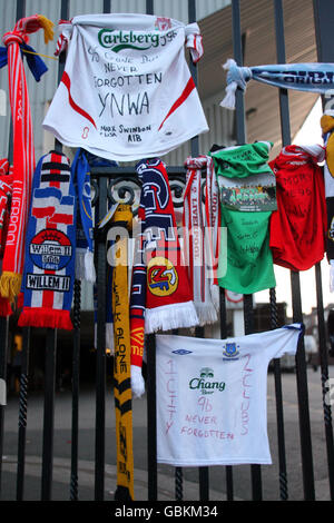 Les foulards de football du monde entier sont liés aux portes de Shankley, à côté du mémorial de Hillsborough, avant le 20e anniversaire de demain.96 fans de Liverpool ont été tués mercredi dans la maison de Sheffield pendant une F.A.Demi-finale de la coupe le 15 avril 1989. Banque D'Images