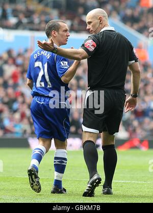 Football - Barclays Premier League - Aston Villa / Everton - Villa Park.L'arbitre Howard Webb (à droite) parle à Leon Osman d'Everton (à gauche) Banque D'Images