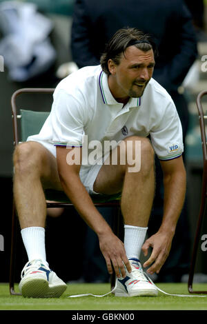 Tennis - Wimbledon 2004 - Premier tour - Goran Ivanisevic / Mikhail Youzhny.Goran Ivanisevic apprécie une pause dans son match avec Mikhail Youzhny de la Russie Banque D'Images