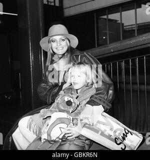 Ancien modèle Twiggy, avec sa fille Carly, six ans, à l'aéroport de Heathrow, partant pour des vacances à la Barbade. Banque D'Images