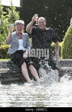 Martyn et Sandra White de Luton, éclabousser leurs pieds dans l'étang de l'hôtel Luton Hoo pendant qu'ils célèbrent leur gain de 10.7 millions de Loterie nationale qui a été annoncé aujourd'hui. Banque D'Images