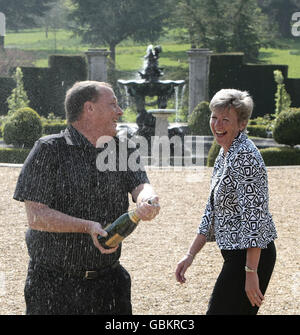 Les gagnants de la loterie de Pâques : Martyn et Sandra White pop de Luton a Liège à la Luton Hoo Hotel à célébrer leurs 10,7 millions de gagner la loterie nationale qui a été annoncée aujourd'hui. Banque D'Images