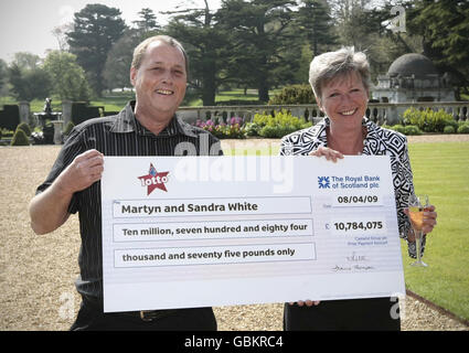 Martyn et Sandra White, de Luton, célèbrent leur gain de 10.7 millions de loterie nationale qui a été annoncé aujourd'hui. Banque D'Images