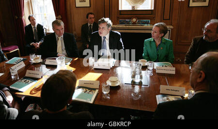 Le Premier ministre britannique Gordon Brown (au centre à gauche) et la ministre d'État britannique pour le logement et la planification Margaret Beckett (au centre à droite) rencontrent des représentants de haut rang d'organisations de conseil et de consommation au 10 Downing Street, dans le centre de Londres. ASSOCIATION DE PRESSE le 21 avril 2009. Six prêteurs hypothécaires ont annoncé aujourd'hui qu'ils prennent part à un nouveau régime gouvernemental pour aider les personnes qui perdent leur emploi à rester dans leur maison. Lloyds Banking Group, qui comprend HBOS, Royal Bank of Scotland/NatWest, Northern Rock et Bradford & Bingley, a tous déclaré qu'ils feraient partie du programme d'hypothèque des propriétaires Banque D'Images