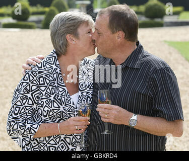 Les gagnants de la loterie de Pâques : Martyn et Sandra White de Luton célèbrent leur 10,7 millions Loterie Nationale gagner à Luton Hoo Hotel. Banque D'Images