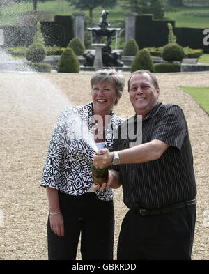 Les gagnants de la loterie de Pâques : Martyn et Sandra White de Luton célèbrent leur 10,7 millions Loterie Nationale gagner à Luton Hoo Hotel. Banque D'Images