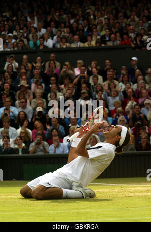 Tennis - Wimbledon 2004 - finale hommes - Roger Federer contre Andy Roddick.Roger Federer célèbre Wimbledon 2004 après avoir battu Andy Roddick Banque D'Images