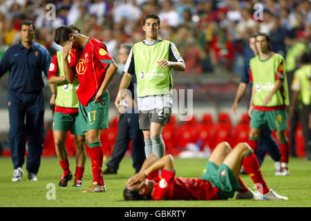 Football - Championnat d'Europe de l'UEFA 2004 - finale - Portugal / Grèce.Le Nuno Gomes du Portugal est abattu alors que Cristiano Ronaldo est en larmes Banque D'Images