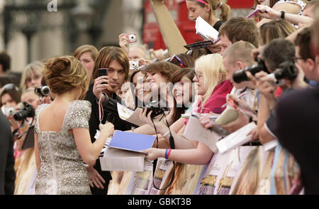 Miley Cyrus et son père Billy Ray Cyrus arrivent à la première du film britannique de 'Hannah Montana' à l'Odeon West End, Londres. Banque D'Images