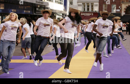 Des danseurs se produisent à la première du film britannique de 'Hannah Montana' à l'Odeon West End, Londres. Banque D'Images