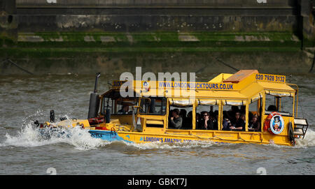 Stock de bateaux - Londres.Un bateau touristique, exploité par Duck Tours sur la Tamise Banque D'Images